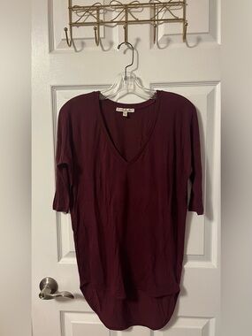 Express Women's V-Neck Short Sleeve Tunic Top in Burgundy